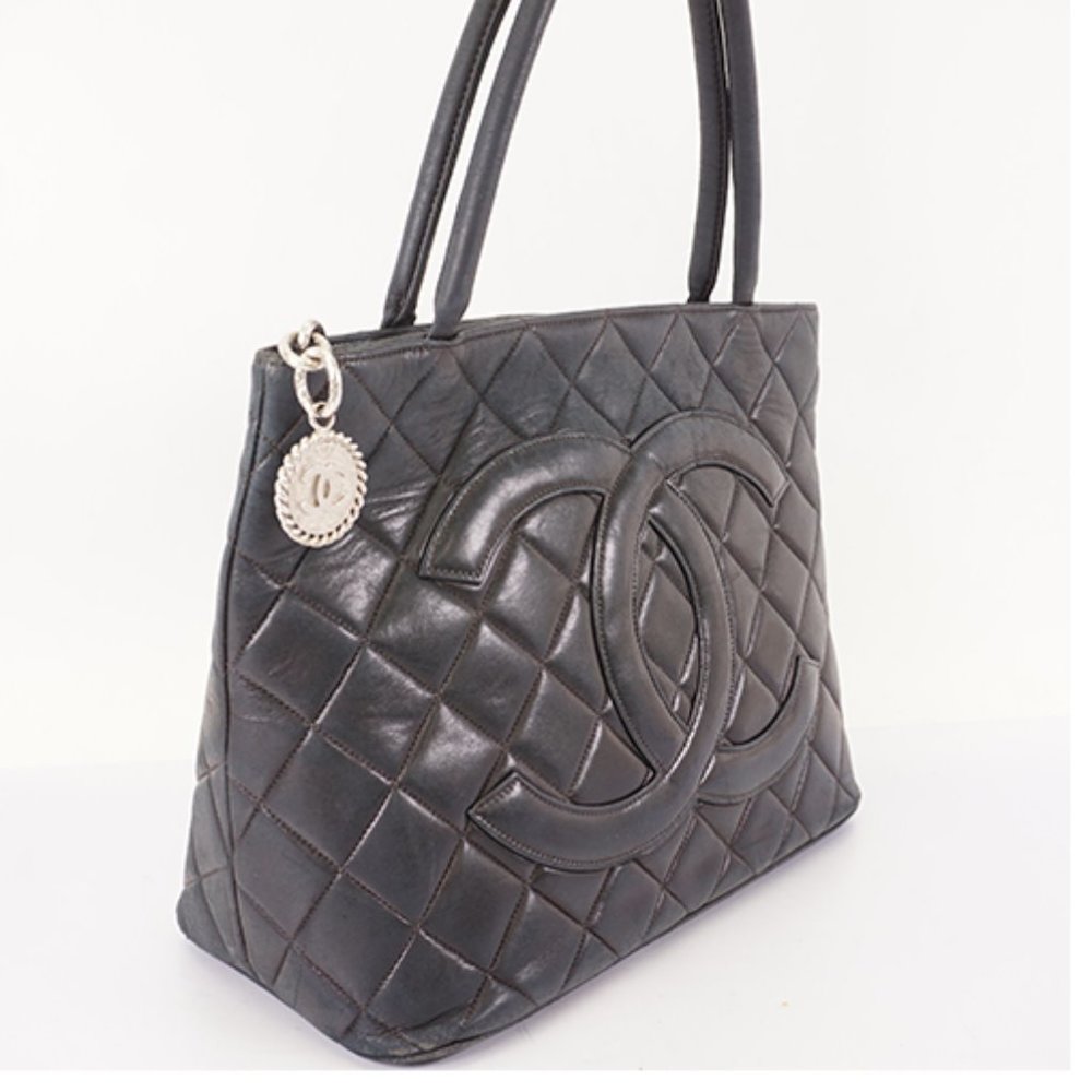 Authentic CHANEL medallion lambskin silver tote - Picture 8 of 8